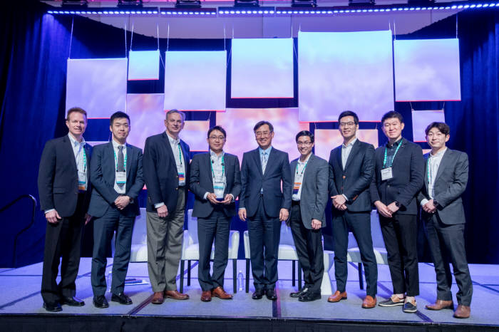 미국 덴버에서 개최된 북미전력저장협회(ESA) 행사에서 LG화학 임직원들이 상을 수상하고 기념 촬영했다. <LG화학 제공>