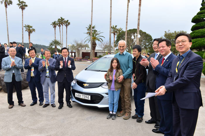 지난달 제주에서 열린 'EVuff@IEVE'(이버프@국제전기차엑스포)'에서 주형환 산업통상자원부 장관, 원희룡 제주도지사 등이 전기차 민간 보급 현황을 점검했다.