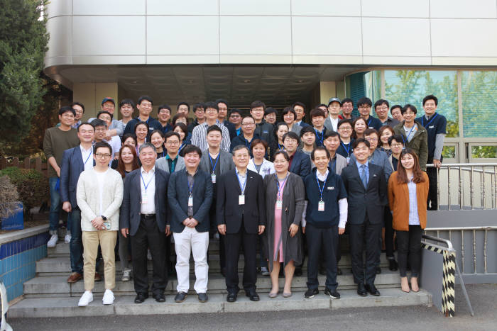 신성철 KAIST 총장(왼쪽서 네번째)이 29일 서울 도곡캠퍼스에서 열린 과학저널리즘대학원 홈커밍데이 행사 후 기념촬영하고 있다.