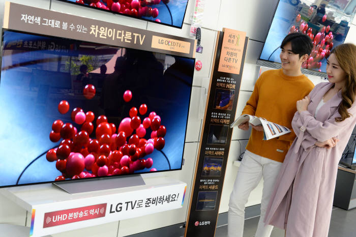 LG전자가 UHD 본방송을 앞두고 다음달 29일까지 전국 판매점에서 TV 할인행사를 진행한다. LG전자는 차원이 다른 화질의 'LG 시그니처 올레드 TV', '슈퍼 울트라HD TV' 등 다양한 크기의 TV를 매력적인 가격으로 판매한다. LG전자 모델들이 'LG 올레드 TV'의 화질을 감상하고 있다.