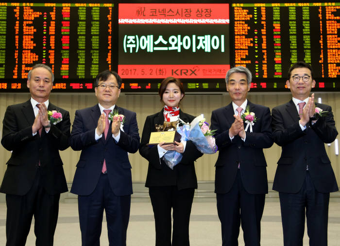2일 서울 여의도 한국거래소에서 에스와이제이의 코넥스시장 신규상장 기념식이 열렸다. 왼쪽부터 최규준 한국IR협의회 부회장, 김재준 한국거래소 코스닥시장위원장, 김소영 에스와이제이 대표, 신성호 IBK증권 대표이사. <한국거래소 제공>