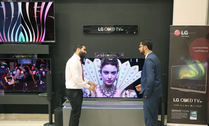 LG전자가 이집트에 LG 프리미엄 브랜드샵을 새로 열며 중동 프리미엄 시장을 적극 공략한다. 이집트 LG 프리미엄 브랜드샵 을 방문한 고객이 제품 설명을 듣고 있다.