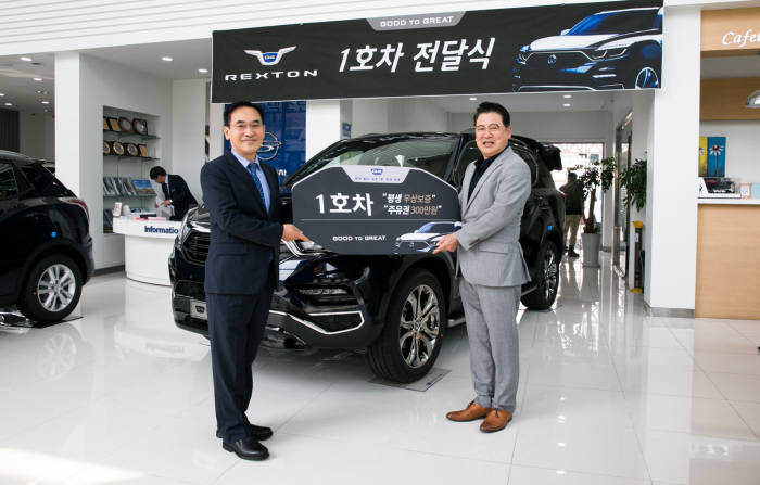 배우 최상훈 씨(오른쪽)가 쌍용자동차 'G4렉스턴' 1호차 오너가 됐다. 송영한 쌍용차 국내영업본부장이 G4렉스턴 인도 개시를 기념해 1호차 오너가 된 최 씨에게 차량과 주유권 등을 전달했다.