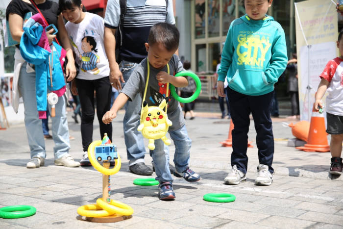 한 어린이가 서울 명동 만화의거리(재미로)에 마련된 '캐릭터어벤져스 축제'의 체험프로그램을 즐기고 있다. (사진=서울산업진흥원 제공)