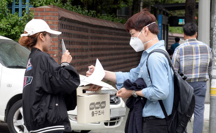 [대선 2017]출구조사에 응하는 유권자