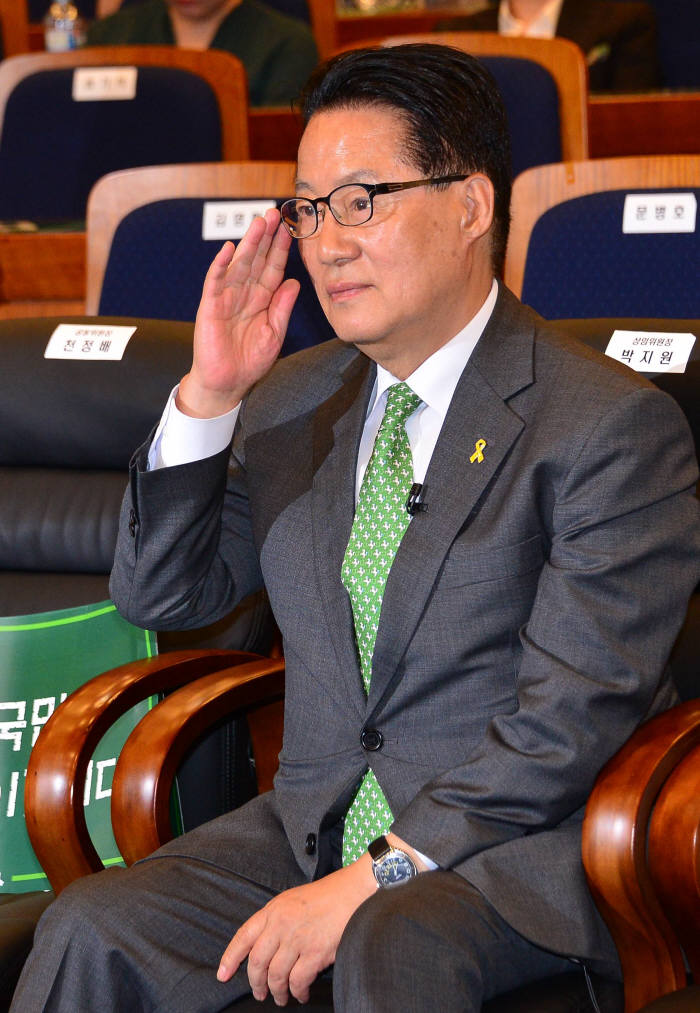 [대선 2017]출구조사 결과 확인 하고 있는 국민의 당