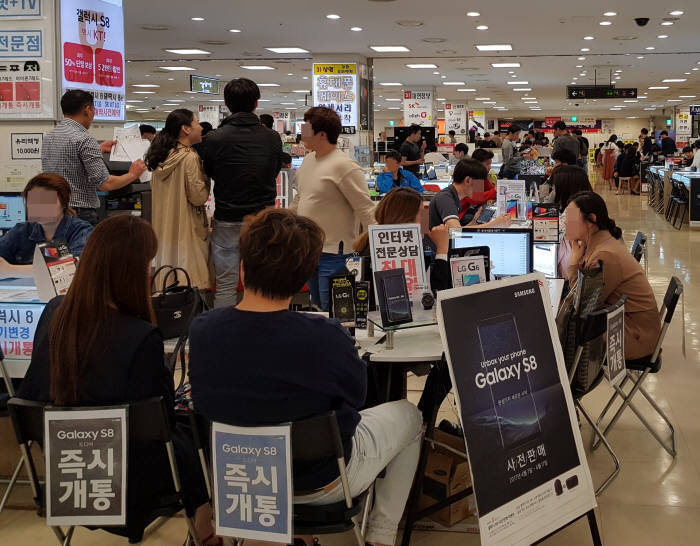 신도림 테크노마트 휴대폰 매장에서 개통 상담이 이뤄지고 있다.