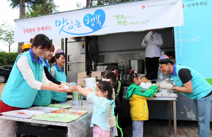 지난 10일 신세계푸드 임직원들이 경북 경주시 한부모 복지시설 애가원을 방문해 입소 가정 아동과 친구 100명에게 중화요리와 선물을 제공하는 맛있는 행복 밥차 봉사활동을 펼쳤다.