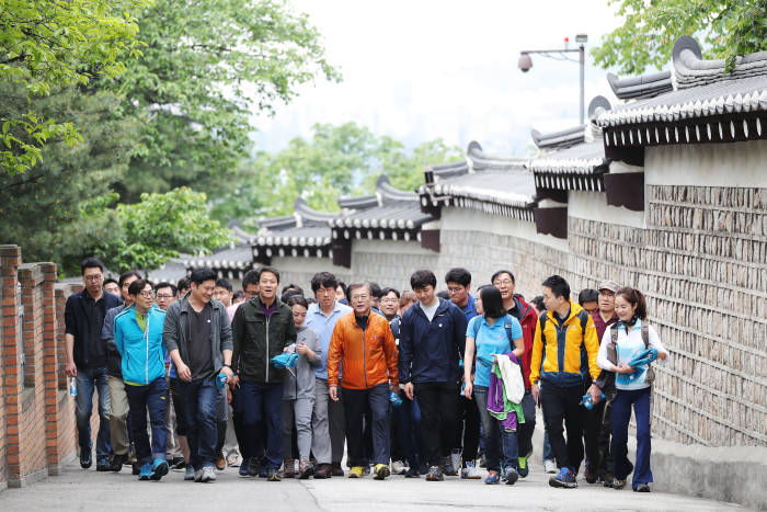 文 대통령, 취임 첫 주말 기자들과 북악산 산행