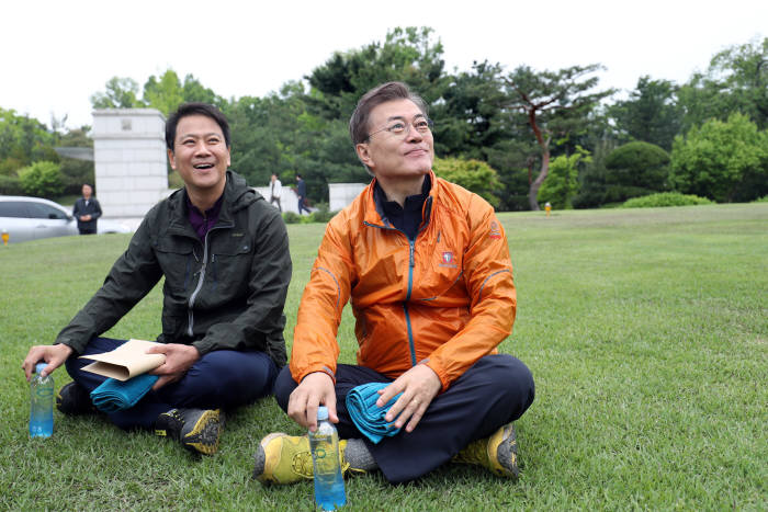 文 대통령, 취임 첫 주말 기자들과 북악산 산행