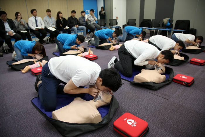 코웨이, 파랑새 직원 150여명 대상 심폐소생술 교육 실시