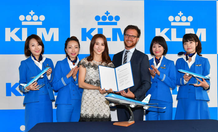 KLM 네덜란드 항공, 배우 한혜진 씨 홍보대사 위촉식 진행 (1)_KLM 홍보대사 배우 한혜진(좌) 및 KLM 커머셜 디렉터 쟝-의드 드 라 브르테슈(우) (제공=KLM네덜란드항공)