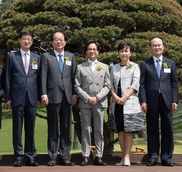 (왼쪽부터) 박근태 CJ대한통운 대표이사, 김철하 CJ제일제당 대표이사, 이재현 회장, 부인 김희재 여사, 이채욱 CJ주식회사 대표이사