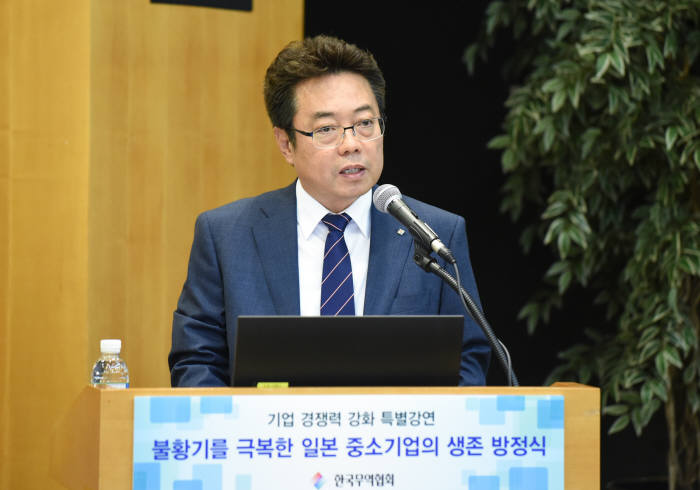 한국무역협회는 17일 서울 삼성동 트레이드타워에서 '기업경쟁력 강화 특별강연'을 개최한 가운데, 김학준 무역협회 회원지원본부장이 인사말씀을 하고 있다.