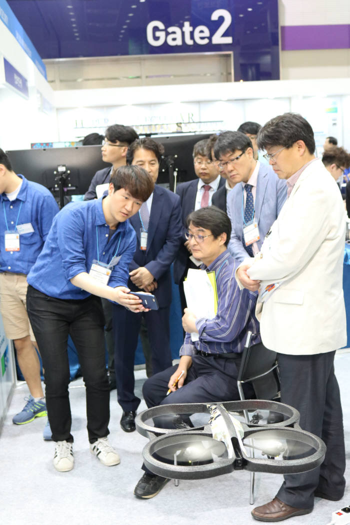 순천향대 사물인터넷(IoT) 보안연구센터가 드론 보안에 대해 시연하고 있다.