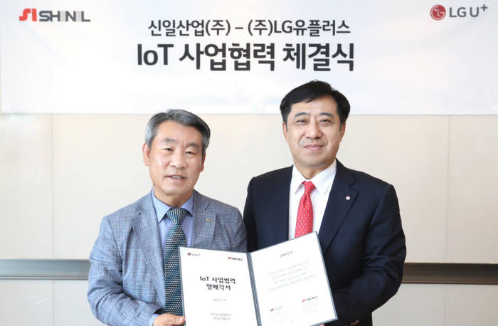 신일산업이 LG유플러스 본사에서 LG유플러스와 IoT 사업협력 체결식을 진행했다. 김권 신일산업 대표(왼쪽)와 안성준 LG유플러스 IoT부문 전무가 사업 협력을 체결하고 있다.