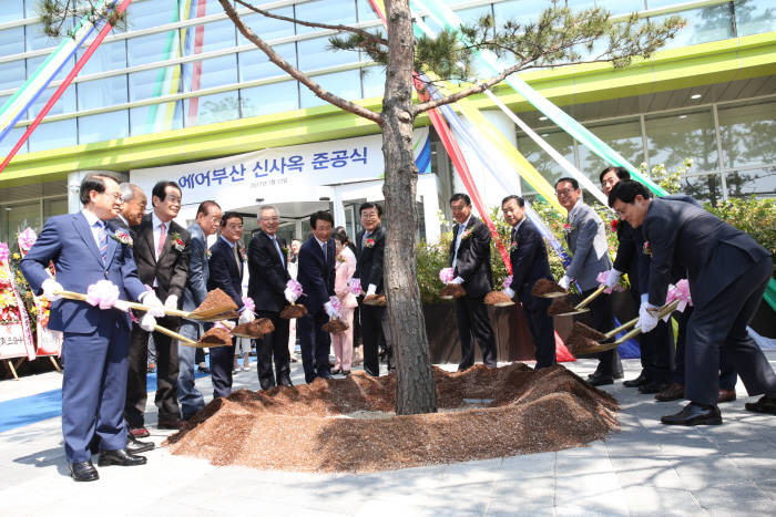 5월 22일 부산시 강서구 대저동의 에어부산 신사옥에서 열린 에어부산 신사옥 준공식에서 참석한 주요내빈들이 기념식수에 시삽을 하고 있다. (제공=에어부산)