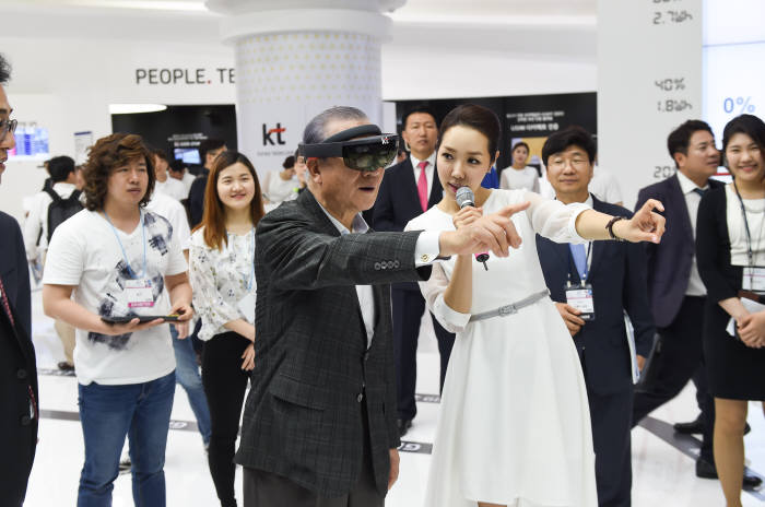 한국무역협회 김인호 회장이 KT 전시관에서 가상현실(VR) 기구를 통해 5G 서비스를 체험하고 있다.