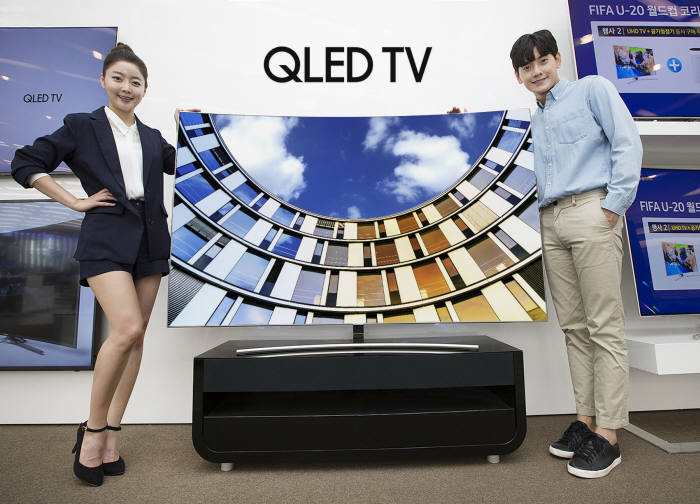 삼성전자 모델들이 29일 QLED TV 'Q8(커브드)' 75형을 소개하고 있다.