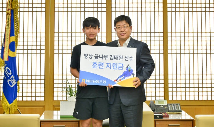 이경섭 농협은행장(오른쪽)과 김태완 선수가 후원식 이후 기념촬영했다.