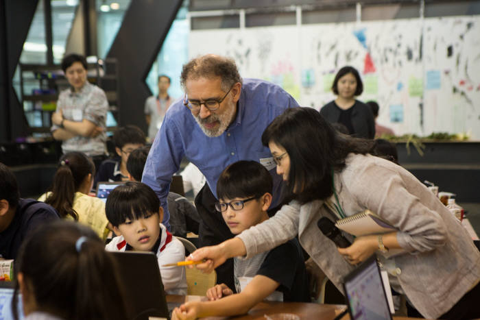 스크래치 데이 워크샵에서 미첼 레스닉 교수가 직접 아이들에게 스크래치를 지도하고 있는 모습