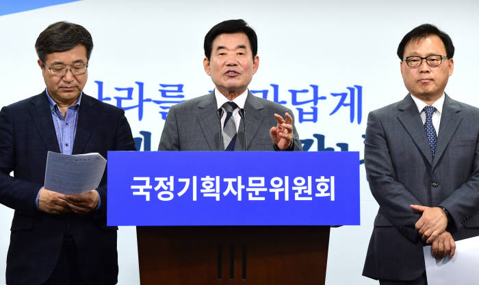 김진표 국정기획위원장, "추경예산으로 공공분야 1만5000명 바로 채용"