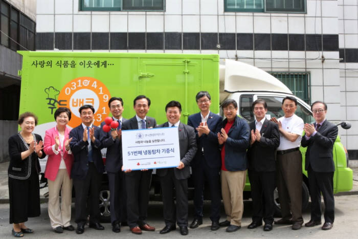 한국필립모리스가 31일 안산시 상록구에 위치한 안산 나눔과 기쁨 푸드뱅크에서 냉동탑차를 전달하는 기증식을 가졌다. 왼쪽 네번째부터 김효진 사회복지공동모금회 모금사업본부장, 김병철 한국필립모리스 전무, 라용주 안산 나눔과 기쁨 푸드뱅크 대표, 이민근 안산시의회의장.