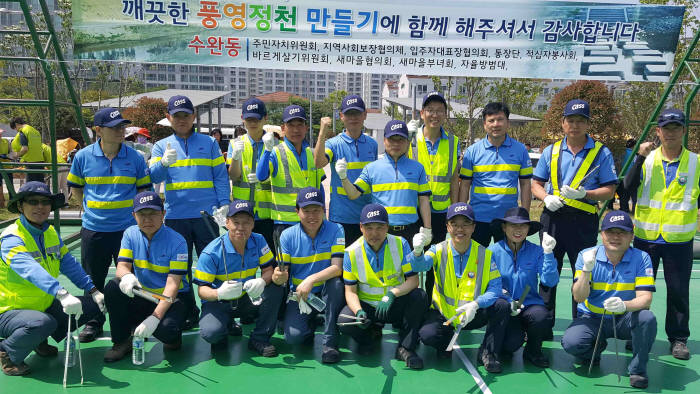 오비맥주가 '세계 환경의 날'(6월5일)을 맞아 경기 이천, 충북 청주, 광주광역시 등에 위치한 생산공장 3곳에서 릴레이 환경보호 캠페인에 나섰다. 광주공장 직원들이 1일 광주광역시가 주관한 환경실천운동인 '1사 1산 1하천 가꾸기' 행사에 동참해 하천 정화활동을 펼친 후 기념촬영을 하고 있다.