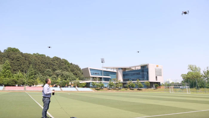 이융 KAIST 전기 및 전자공학부 교수가 자체 개발한 드론 군집비행기술을 시연하는 모습.