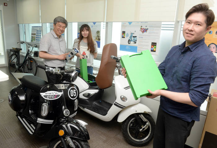 디에스피원이 배터리 교환식 전기이륜차 'OTO-S'를 개발했다. 직원이 전기이륜차의 배터리 교환 방법을 설명하고 있다. 박지호기자 jihopress@etnews.com