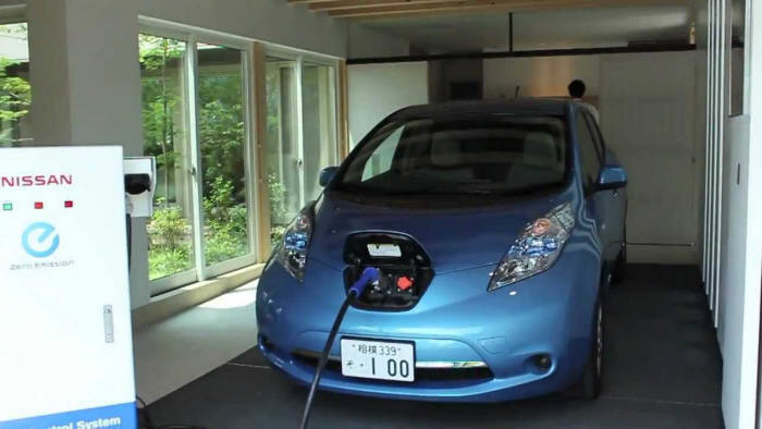 일본의 한 가정 주차장에서 닛산 전기차 '리프(Leaf)'에 저장된 전기를 V2H 설비를 통해 가정용으로 활용 중이다. 닛산은 2013년 9월 니치콘과 함께 V2H용 'LEAF to Home'을 론칭했다.