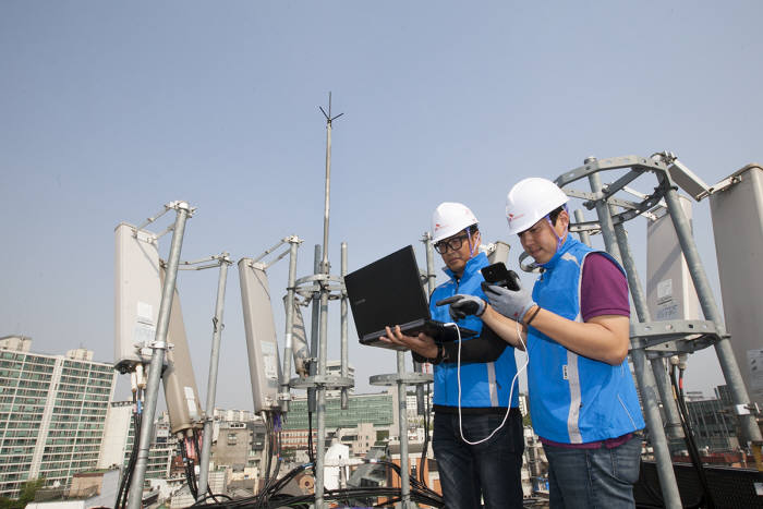 SK텔레콤은 5일부터 서울과 수도권, 전국 57개 시?군에서 '5밴드 CA' 등 4.5G 서비스를 시작한다고 밝혔다. SK텔레콤 직원이 5밴드 CA 상용 서비스를 위해 홍대 인근 지역의 네트워크를 점검하고 있다.