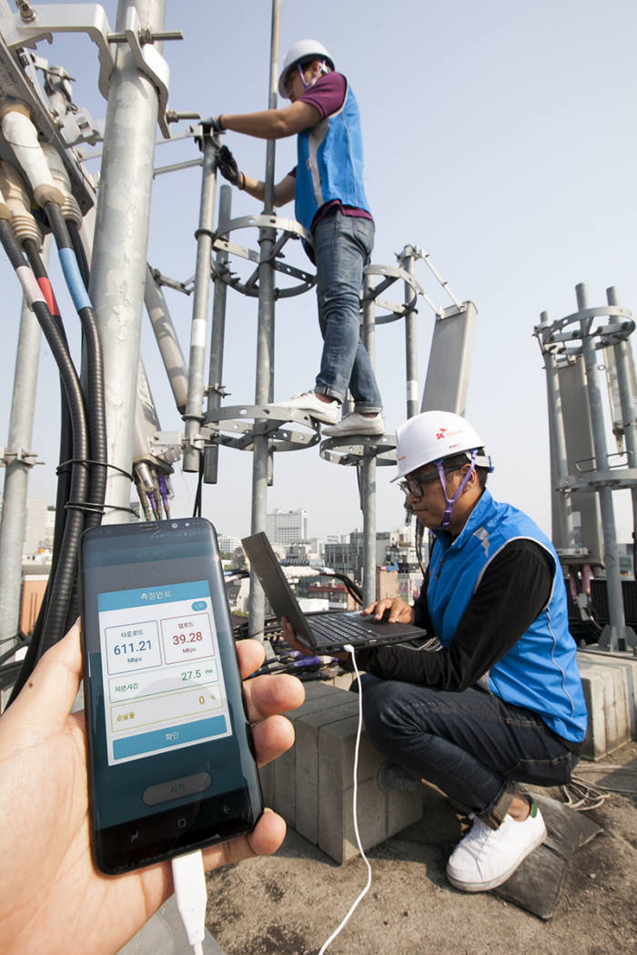 SK텔레콤은 5일부터 서울과 수도권, 전국 57개 시, 군에서 '5밴드 CA' 등 4.5G 서비스를 시작한다고 밝혔다. SK텔레콤 직원이 5밴드 CA 상용 서비스를 위해 홍대 인근 지역의 네트워크를 점검하고 있다.