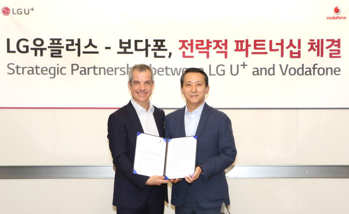 디에고 마스시다(Diego Massidda) 보다폰 파트너 마켓 CEO와 권영수 LG유플러스 부회장(오른쪽)이 협력관계를 공고히 하고 있는 모습.