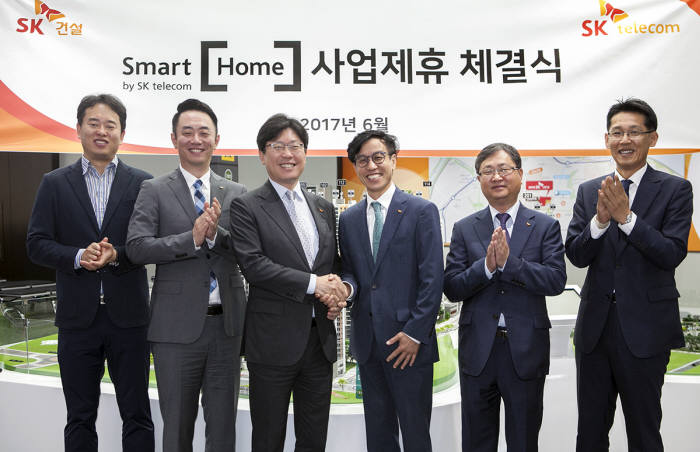 8일 SK텔레콤이 가정별 맞춤형 실내공기 관리 가이드를 제공하고, 공기 관련 기기를 자동으로 작동시키는 '스마트홈 에어케어' 서비스를 출시했다. 사진은 지난 5일 SK건설과 공기 특화 아파트 구축에 협력하는 내용의 계약을 체결하는 모습. SK텔레콤 조영훈 홈사업분부장(사진 왼쪽서 3번째)과 SK건설 이영호 건축기획본부장(왼쪽서 4번째)은 양사의 적극적인 협력을 다짐했다.