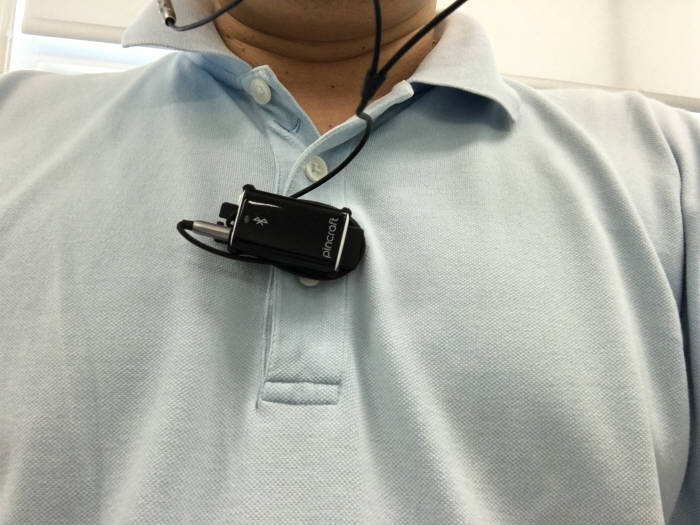 아이클립은 옷에 걸 수 있는 클립을 활용해 부착할 수 있다.