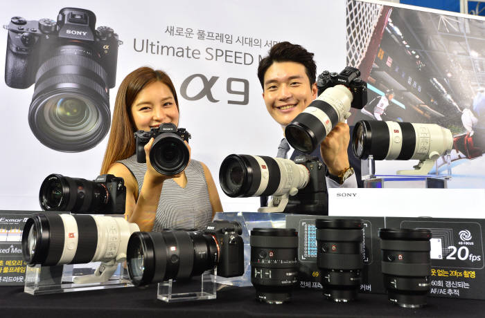 하반기 디지털 카메라 3파전··· 소니에 이어 캐논, 니콘 가세