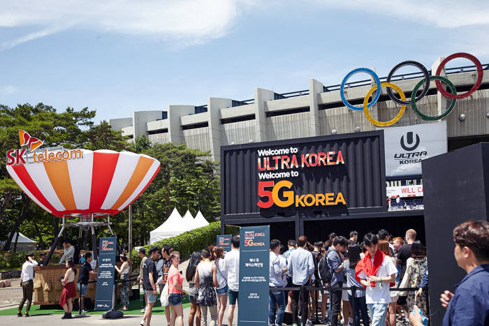 지난 10일 잠실종합운동장에서 열린 '울트라 코리아 2017'에 참석한 음악 팬이 SK텔레콤이 선보인 5G 열기구를 체험하고 있다.