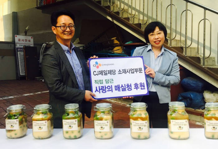 신영식 CJ제일제당 소재영업마케팅담당 부장(왼쪽)과 김나나 서울 남대문지역상담센터장(오른쪽)이 매실청을 전달 받은 후 기념촬영했다