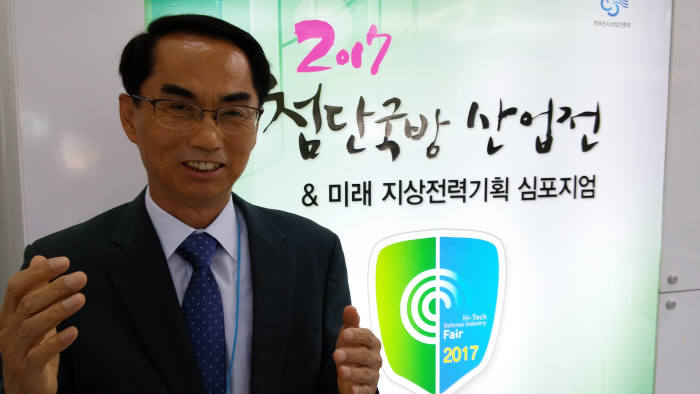 첨단국방산업전을 기획한 이원승 KAIST 기계공학과 교수. 이 교수는 13일 대전광역시로부터 그동안의 공로를 인정받아 감사패를 받았다.