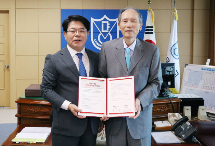 BNK경남은행은 14일 경남대학교와 '주거래 은행 업무 약정'을 체결했다. 손교덕 BNK경남은행 은행장(왼쪽)과 박재규 경남대 총장이 기념촬영했다.(사진:BNK경남은행)