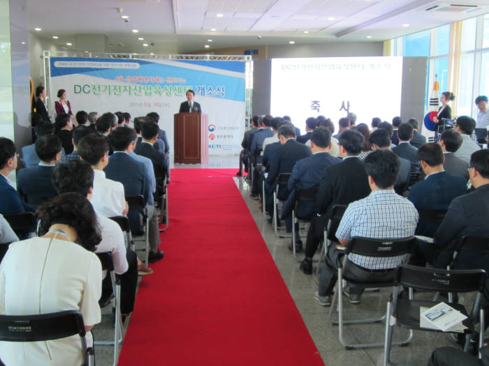 14일 열린 전자부품연구원 광주지역본부에서 열린 'DC전기전자산업육성센터' 개소식에서 김종식 광주시 경제부시장이 축사를 하고 있다.