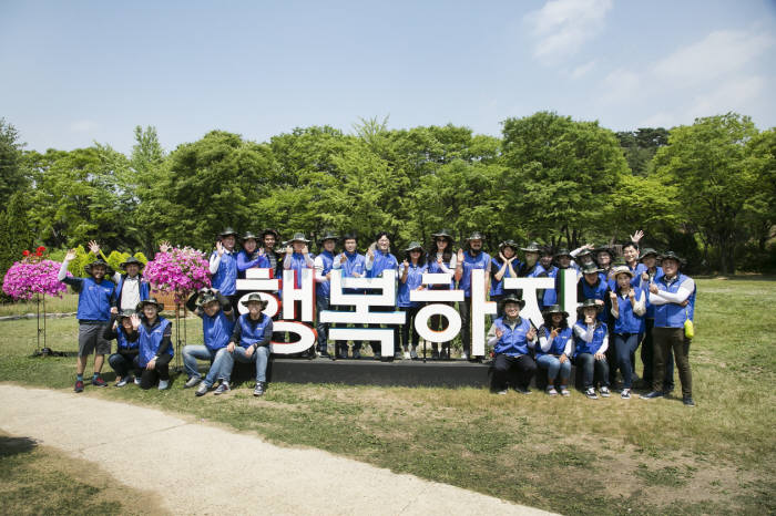 삼성전자 임직원, 서울대공원 테마가든 꽃 심기 봉사 활동 실시