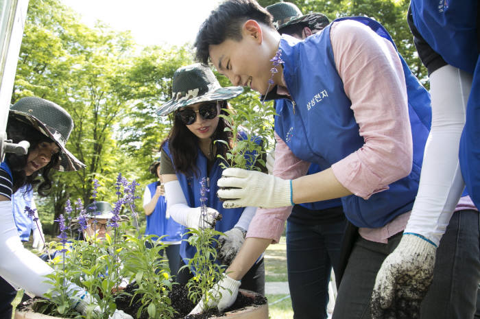 삼성전자 임직원, 서울대공원 테마가든 꽃 심기 봉사 활동 실시