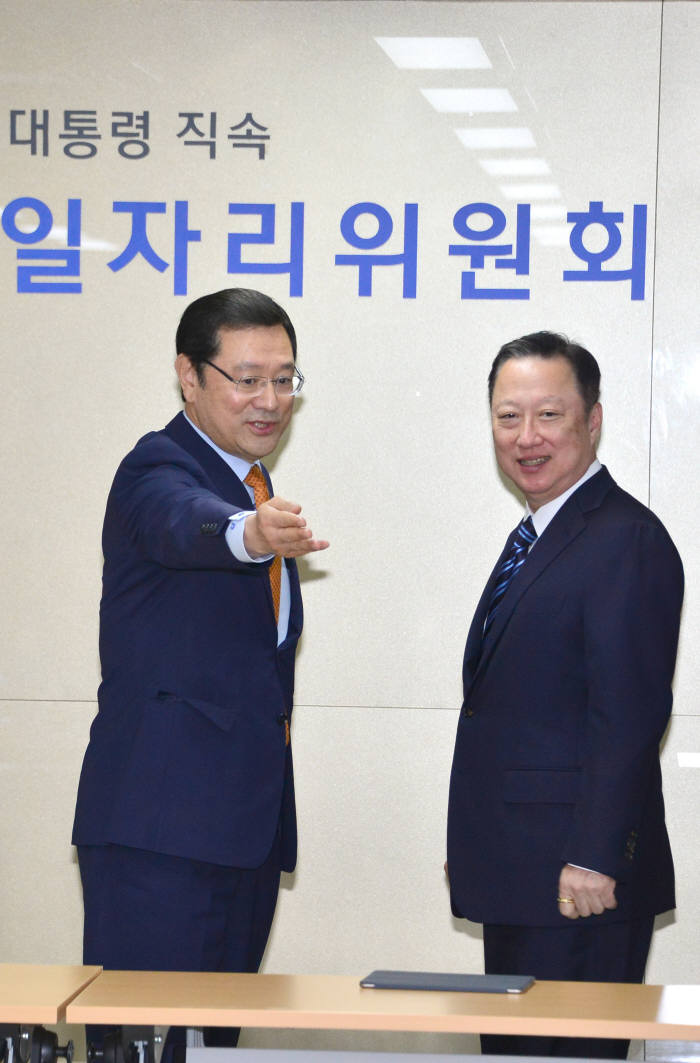 이용섭 일자리위원회 부회장, 자리는 저기