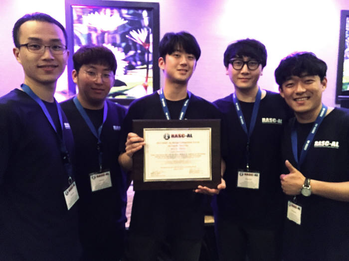 KAIST 항공우주공학과팀 학생들이 미국 항공우주국(NASA)의 항공우주 임무 설계 경연대회인 '라스칼' 대회에서 최우수상을 수상한 후 기념촬영했다. 왼쪽부터 이주성, 고재열, 최석민, 서종은, 이은광 학생.