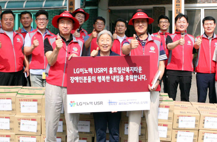 박종석 사장(사진 앞줄 오른쪽)과 김동의 노조위원장(앞줄 왼쪽) 등 LG이노텍 관계자가 23일 중증장애인 거주시설인 홀트일산복지타운을 찾아 봉사활동을 했다.