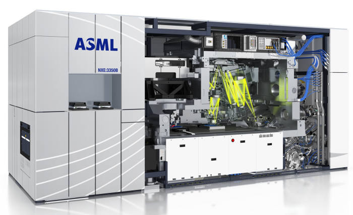 ASML의 차세대 EUV 노광장비 3350B. 신형 3400B는 웨이퍼 처리 속도를 보다 높인 장비로 양산 라인에 도입된다.