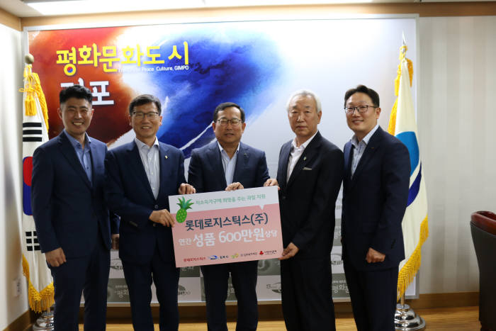 박찬복 롯데로지스틱스 대표(가운데)와 유영록 김포시장(왼쪽 두번째), 관계자들이 기념 촬영했다.