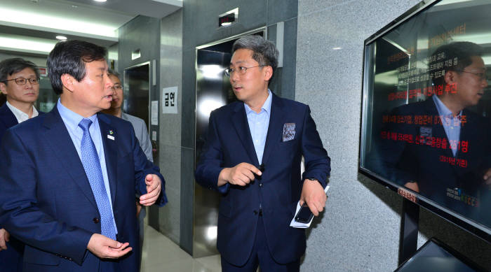 도종환 문체부 장관, 게임산업 현장 방문